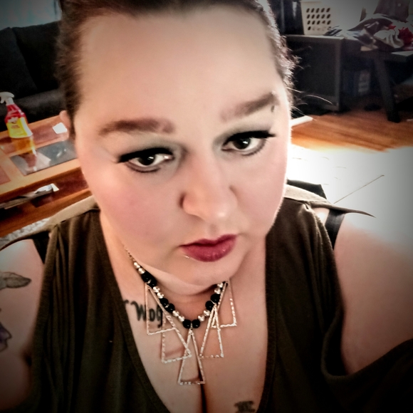 Meet your Posher, Holly - Picture 2 of 13